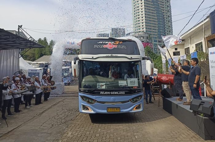Mantap, ExxonMobil Lubricants Indonesia lagi-lagi kasih mudik gratis pakai bus mewah untuk ratusan mekanik bengkel rekanan mereka.