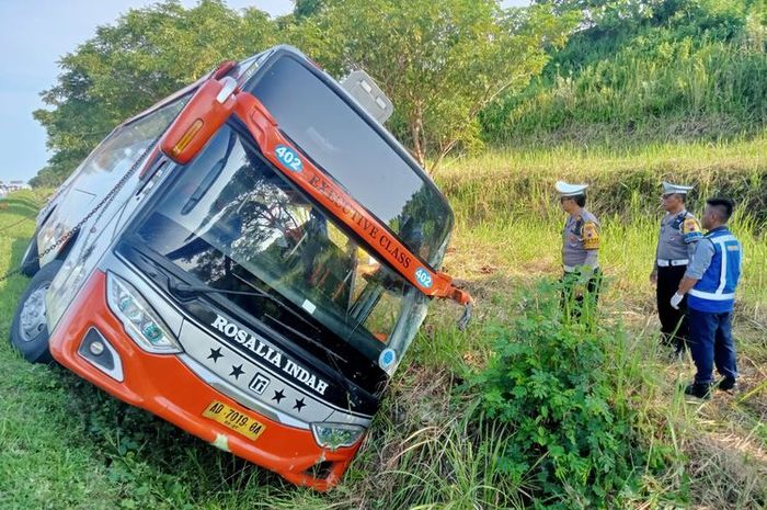 Bus Rosalia Indah mengalami kecelakaan di tol Batang-Semarang, Kamis (10/4/2024). 