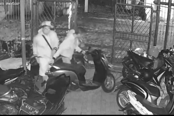 Rekaman CCTV komplotan maling menggasak 2 Honda Scoopy sekaligus dari rumah kos di Jl Sigura-gura V No. 8 Lowokwaru, kota Malang, Jawa Timur