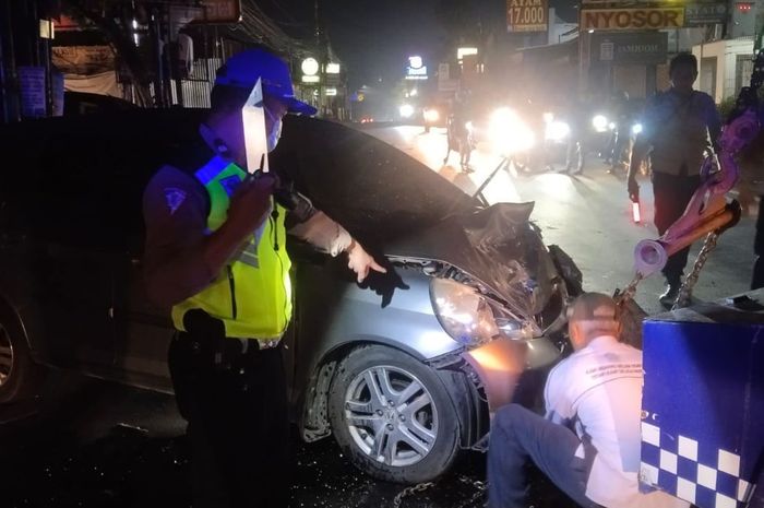 Proses evakuasi Honda Jazz GD3 yang terlibat kecelakaan dengan Toyota Kijang Innova di Jl Raya Sawangan, Pancoran Mas, kota Depok
