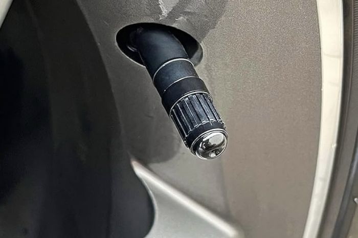 Ilustrasi. Pentil ban mobil