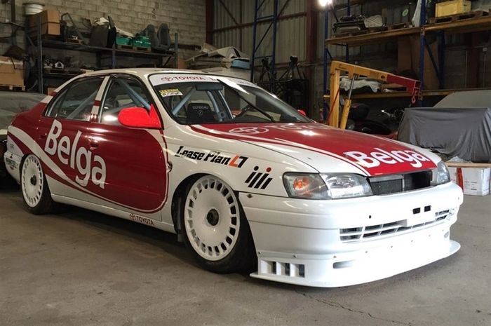 Mobil balap BTCC Toyota Carina menggunakan pelek model piring