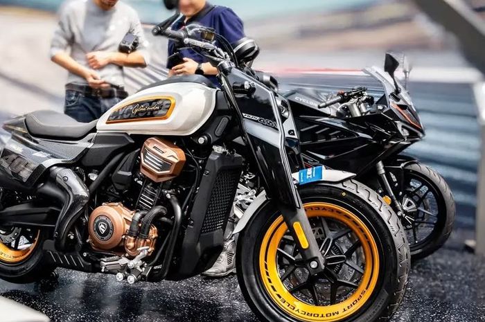wujud motor baru Zongshen Cyclone AQS 401, punya desain macho mirip Harley-Davidson Sportster S
