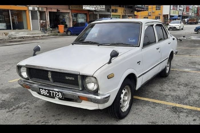 Corolla generasi ketiga dengan kode bodi E30.