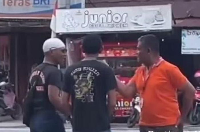 Rekaman video pertikaian diduga antara manajer Alfamart Jl Gusti Hamzah (Pancasila) Kota Pontianak, Kalimantan Barat dengan tukang parkir liar