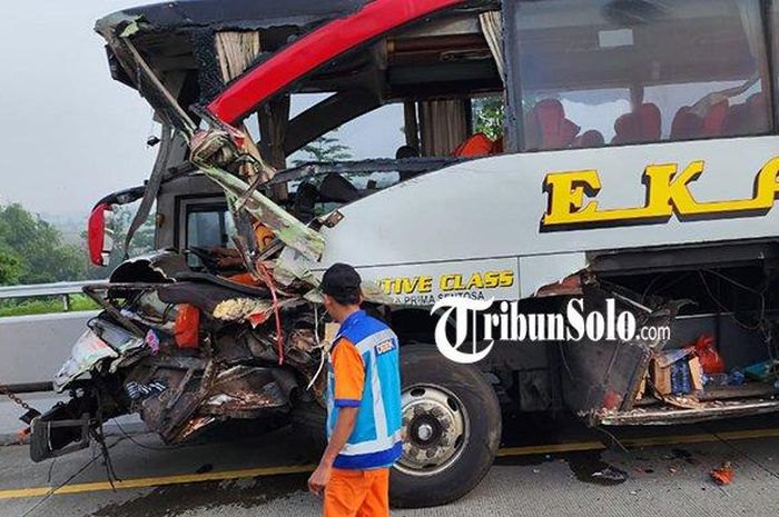 Bus PO EKA terpotong depan usai tabrak truk tronton di ruas tol Solo-Ngawi KM 515/B, (25/4/24)