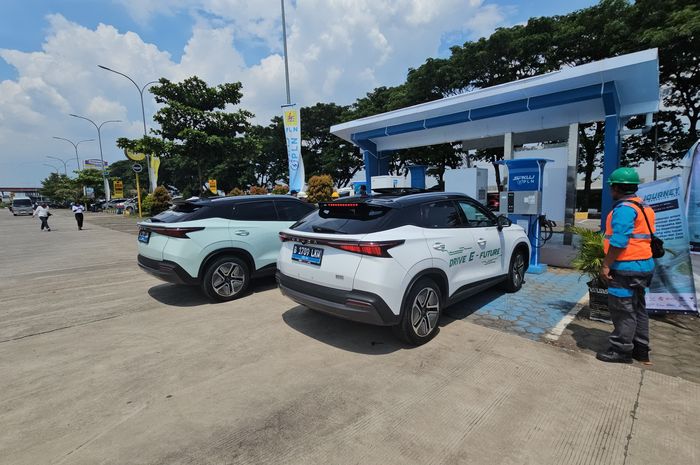 Saat Tim EV Journey menjajal SPKLU di Tol Palikanci, Minggu (21/4/2024) lalu/Dok. PLN Icon Plus Jabar