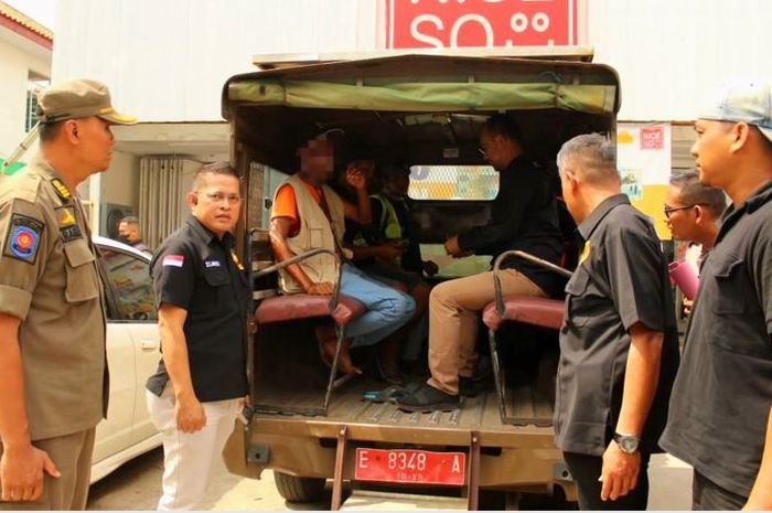 tim Satgas Saber Pungli Kota Cirebon mengamankan para juru parkir liar