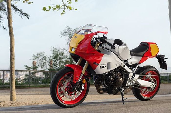 wujud motor baru Yamaha XSR900 GP 2024 yang tampilannya mirip motor balap MotoGP jadul