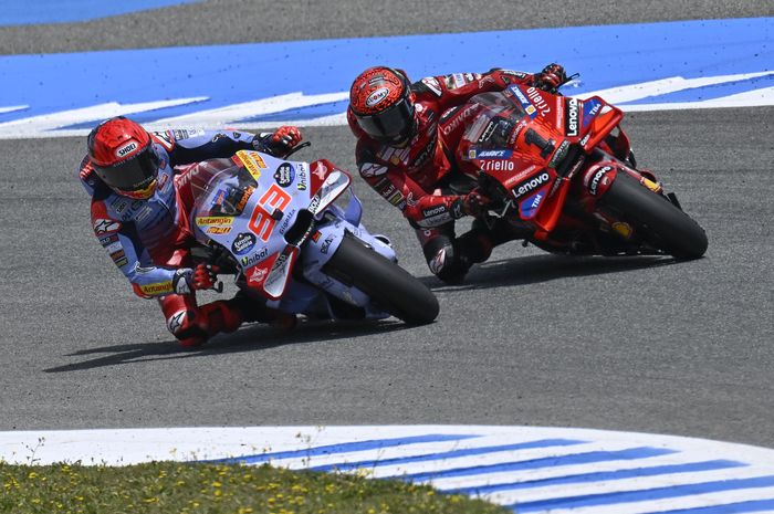 Pecco Bagnaia sebut duel dengan Marc Marquez wajib senggol bacok, terbukti bisa menang MotoGP Spanyol 2024.