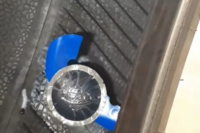 Tambal ban menggunakan patch karet lebih aman.