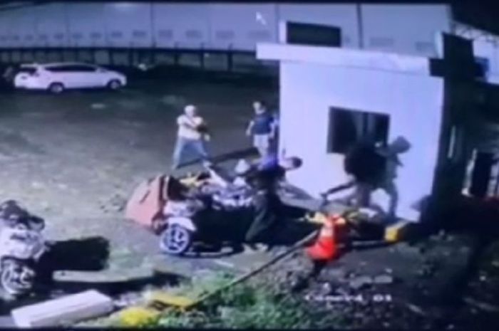 Rekaman CCTV detik-detik penambakan ke tukang parkir Hotel Braga Purwokerto Jawa Tengah
