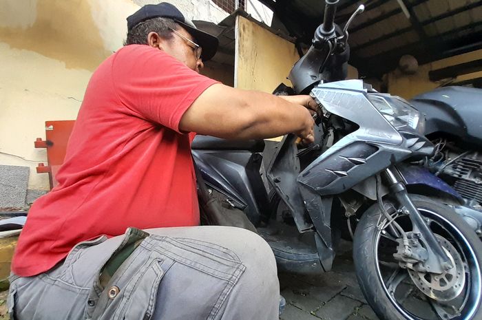 Mang Geot spesialis kunci kontak yang menjadi langganan Polsek Tambora, Jakarta Barat sedang menduplikat kunci kontak motor hasil curian
