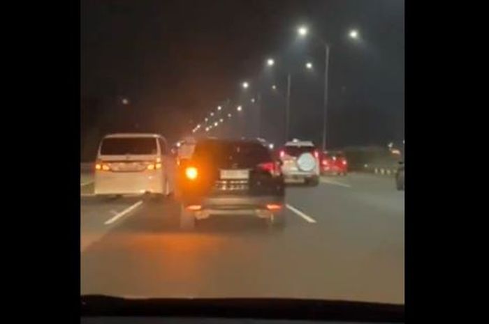 Honda HR-V hitam memamerkan modifikasi lampu sein yang menyalahi aturan di jalan raya