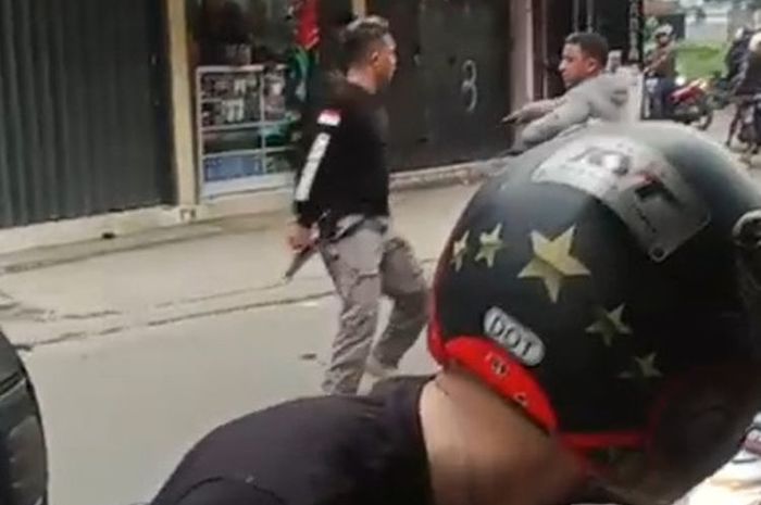 Polisi gadungan, ER dan YA saat beraksi menodong dan memalak warga Rancamanyar kabupaten Bandung, Jawa Barat dengan pistol palsu