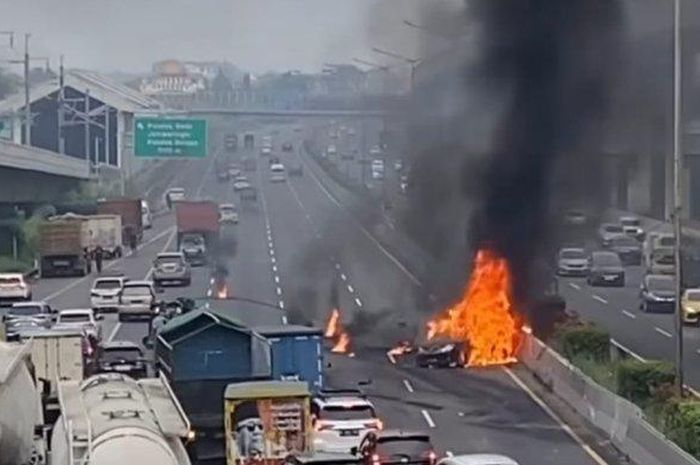 Toyota Avanza terbakar di lajur empat KM 6/B tol Jakarta-Cikampek pada 1 Mei 2024