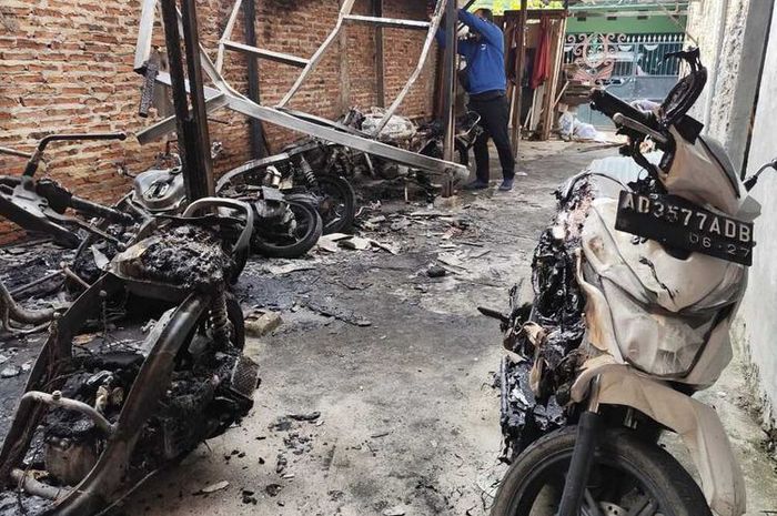 10 bangkai motor yang terkapar di parkiran kos-kosan di Lamper Tengah, Semarang Selatan, kota Semarang