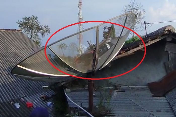 Dalam lingkaran merah, motor wisatawan asal Demak yang terbang dan mendarat di rumah warga dusun Ngipik, desa Candi, Bandungan, kabupaten Semarang