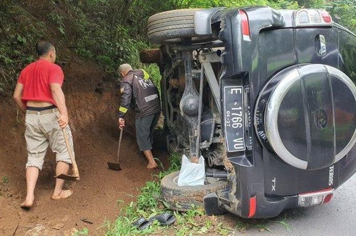 Daihatsu Terios terguling ke sisi kanan di Jalur Cikebo, Maja, Majalengka Jawa Barat akibat sopir mengantuk lihat timnas Indonesia