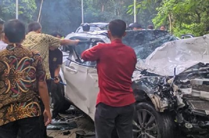 Honda HR-V Acak-acakan usai tusuk kencang bus kampus UI saat putar balik