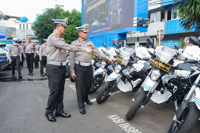 Kakorlantas Polri Irjen Pol. Aan Suhanan melakukan pengecekan kendaraan dinas sepeda motor dan mobil listrik di NTMC Polri