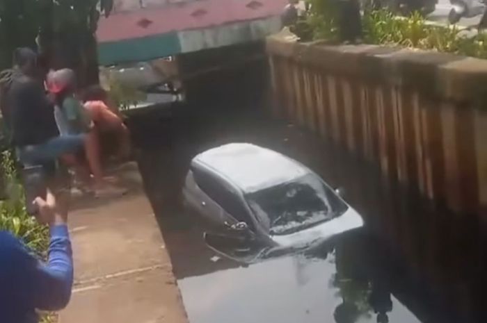 Mitsubishi Xpander terjun ke selokan jalan arteri Kelapa Gading Jakarta Utara akibat salah injak saat putar arah