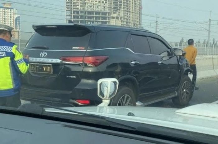 Mobil Dinas Fortuner Polda Jabar dengan pelat 7-VIII