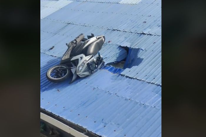 Honda Vario terbang ke atap rumah warga