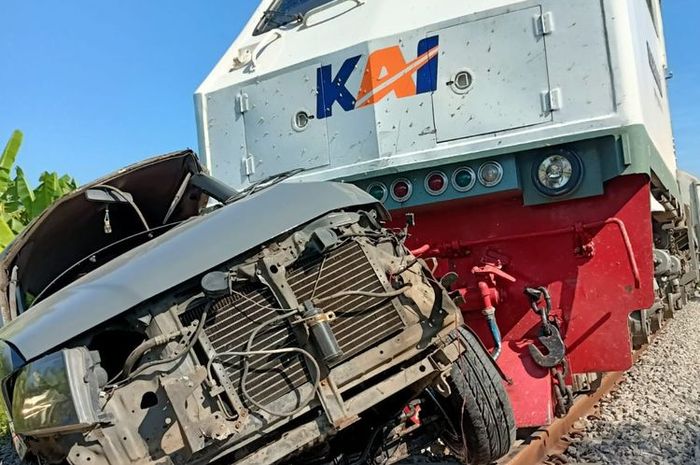 Toyota Kijang Kapsul rombongan ponpes Sidogiri Pasuruan diseret KA Pandalungan hingga tewaskan 4 orang