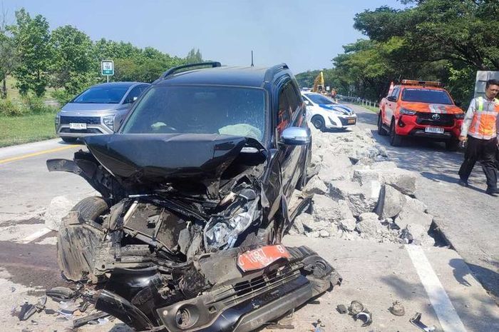 Toyota Rush pelat merah D 1037 B milik Dewi Nurhulaela, Kepala Kantor Cabang Dinas (KCD) Wilayah IX, Disdik Jabar menabrak stum aspal di tol Cipali