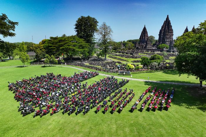 Sebanyak 305 motor Ducati sukses 'merahkan' Candi Prambanan dalam acara WE RIDE AS ONE