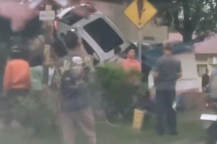 Porsche hinggap di dinding Kantor Polisi usai hajar Avanza