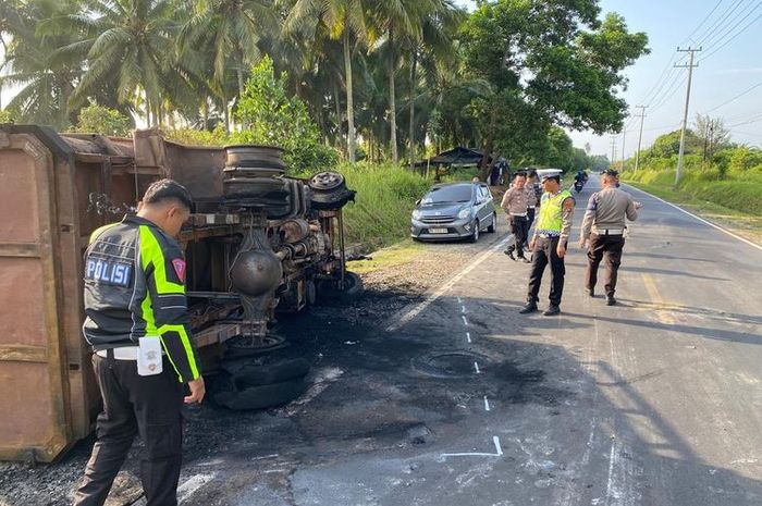 Dump truck Toyota Dyna terguling lalu terbakar habis selepas pecah ban depan kiri saat angkut Pertalite di Koba, Bangka Tengah, Kepulauan Bangka Belitung