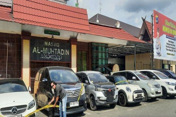Mercedes-Benz dan Mini Cooper sitaan penipuan berkedok investasi BBM 