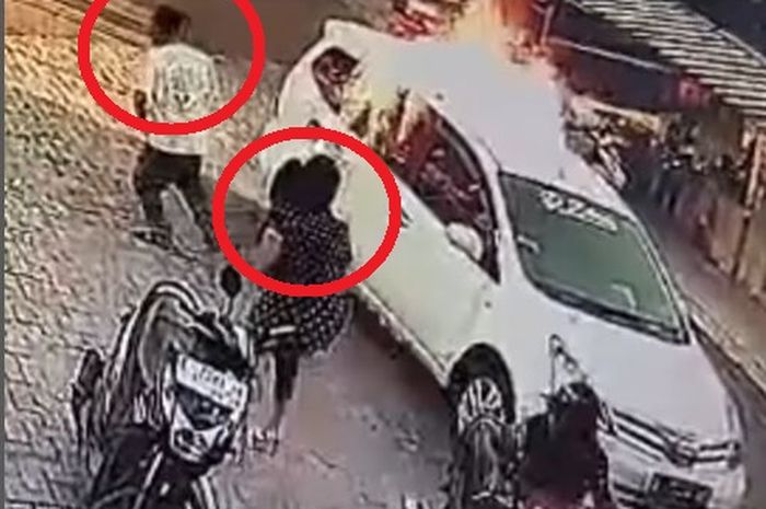Dalam lingkaran merah, pria yang membakar Nissan Grand Livina milik janda di minimarket Rajagaluh Majalengka Jawa Barat