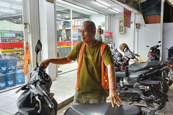 Taufik (66) salah satu juru parkir liar minimarket di wilayah Kebayoran Baru, Jakarta Selatan