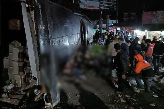 Terjadi kecelakaan maut di kawasan Ciater, Subang, Jawa Barat, Sabtu (11/5/2024) malam. 9 orang dikabarkan tewas