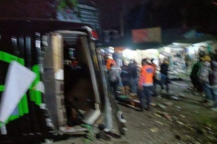 Bus Pariwisata mengalami kecelakaan maut di Lembah Sarimas, Ciater, Kabupaten Subang, Jawa Barat. 11 Orang dikabarkan tewas.