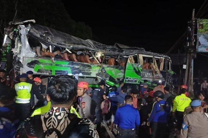  Bus pariwisata Putera Fajar dengan nomor polisi AD 7524 OG yang mengalami kecelakaan di Ciater, Kabupaten Subang, Jawa Barat