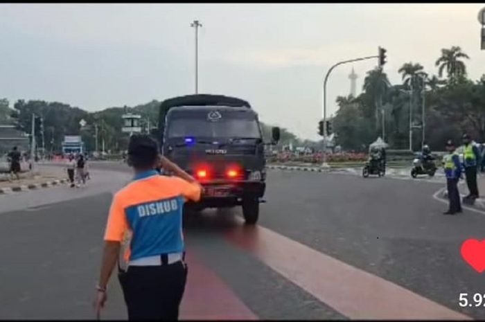 Meski telah diarahkan petugas Dishub, Truk TNI tetap terobos CFD