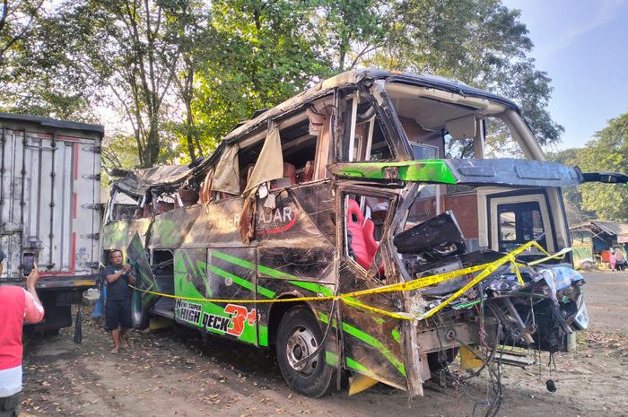 penampakan bus PO Trans Putera Fajar usai kecelakaan di Subang, Jawa Barat