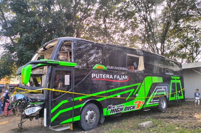 Kondisi bus PO Trans Putera Fajar yang mengalami kecelakaan maut di Ciater, Subang, Jawa Barat