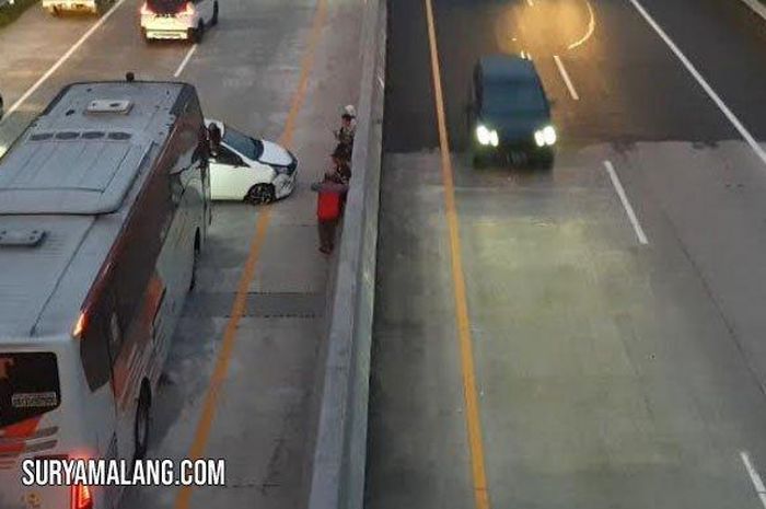 Daihatsu Sigra melintang di tengah jalan tol, efek oleng saat nyalip berujung senggolan