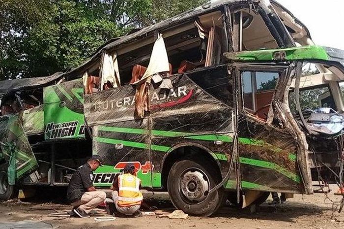 Bangkai bus PO Trans Putera Fajar usai laka maut di Ciater, Subang, Jawa Barat