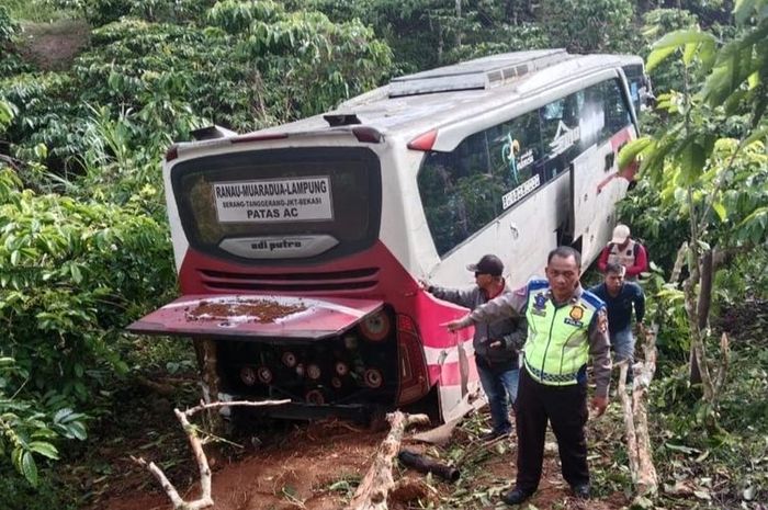 Bus AKAP rute Ranau-Muara Dua-Lampung terjun ke jurang sedalam 50 meter di desa Padang Tambak, Way Tenong, Lampung Barat, Lampung
