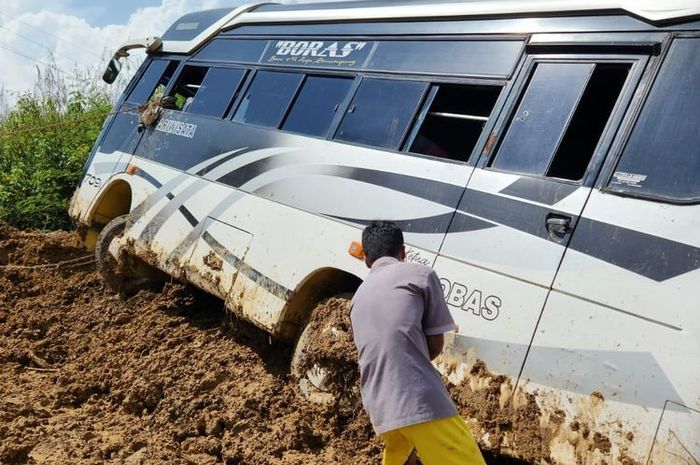 Bus yang diterjang longsor susulan di desa Janji Raja, Sitio-tio, Samosir, Sumatera Utara