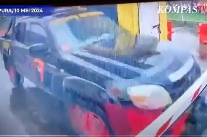 Mazda BT-50 milik Sat Brimob Polda Papua yang dimaling saat parkir di bandara Sentani Jayapura, Papua