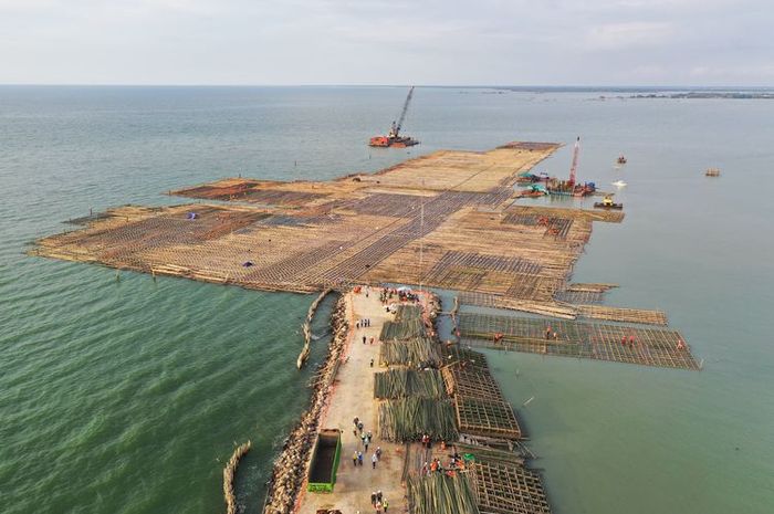 Tol Semarang-Demak Seksi 1 (Kaligawe-Sayung) menggunakan 10 juta batang bambu sebagai matras di atas laut