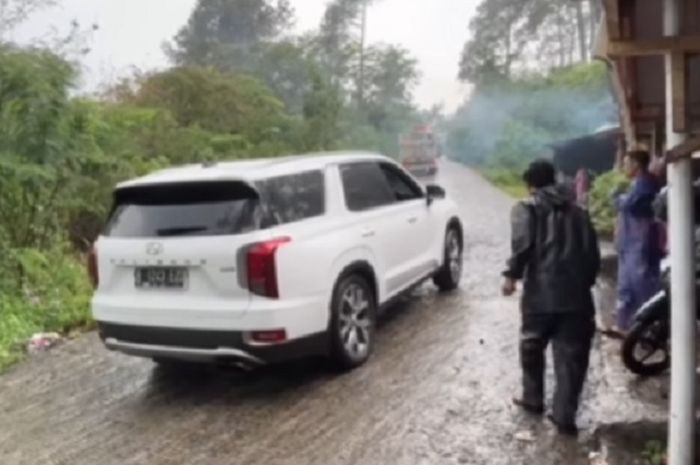 Hyundai palisade kewalahan menanjak di tanjakan yang licin