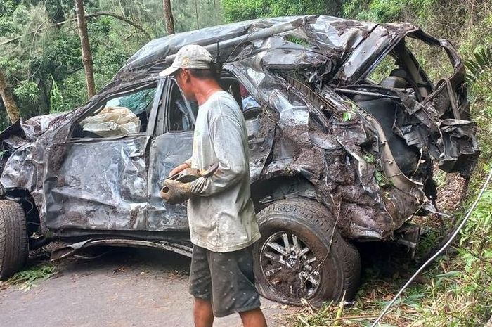 satu unit Toyota Fortuner mengalami kecelakaan terjun ke jurang dengan kedalaman kurang lebih 200 meter di Kawasan Bromo, Kabupaten Malang, Jawa Timur, Senin (13/5/2024). Begini kronologinya